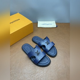 LV Isola系列涼拖鞋，采用Monogram壓花皮革，搭配橡膠鞋底，簡約又有
