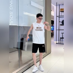 品牌： LV  2026 夏季新品背心套裝，經典簡約款式 任何人都可以輕松駕駛