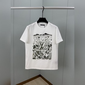 LV  路易威登 SS26春夏絨面印花标識短袖T恤，正面點綴紋理豐富的LV
