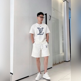 品牌：LV  2026新款男士短袖短褲套裝！官網同步銷售！市面高端版本！手感細