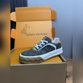Lv.頂級代購IT 路易威登，運動闆鞋專櫃同步，鞋面意大利進口，高品質拼接複雜工