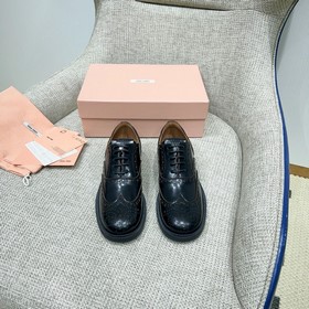 Miu Miu 缪缪 宣布攜手鞋履品牌 Church s 呈現 2026春夏合作