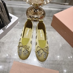 26ss春夏新款MIUMIU 缪缪 最新走秀款圓頭蝴蝶結真絲綢緞面芭蕾舞鞋水晶鑽