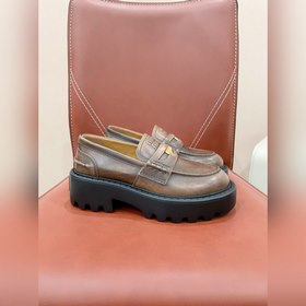 Miu Miu 缪缪新款輕便錢币厚底樂福鞋 缪缪這一款也太美了吧，無敵搭配怎麼