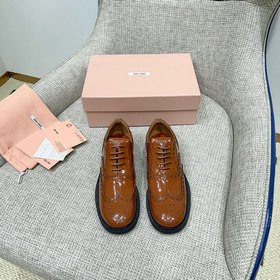 Miu Miu 缪缪 宣布攜手鞋履品牌 Church s 呈現 2026春夏合作