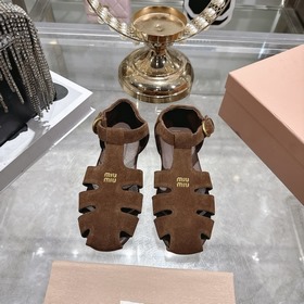 MiuMiu，缪缪26早春走秀新款 腳背一字帶平底涼鞋， 官方春夏走秀新款，時髦