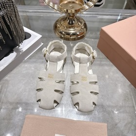MiuMiu，缪缪26早春走秀新款 腳背一字帶平底涼鞋， 官方春夏走秀新款，時髦