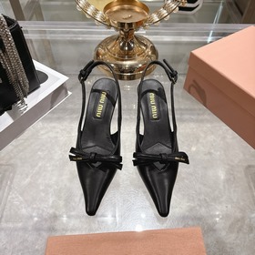Miumiu 缪缪 26春夏新款 時尚蝴蝶結 尖頭高跟 涼鞋 春夏清新配色，曲線