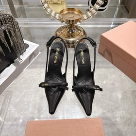 Miumiu 缪缪 26春夏新款 時尚蝴蝶結 尖頭高跟 涼鞋 春夏清新配色，曲線