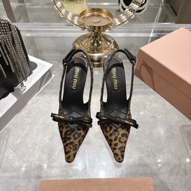 Miumiu 缪缪 26春夏新款 時尚蝴蝶結 尖頭高跟 涼鞋 春夏清新配色，曲線
