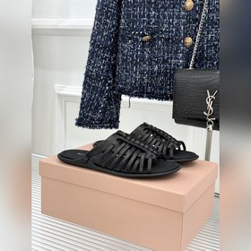 Miu Miu，缪缪26WF新品 字母編織镂空羅馬拖鞋 以複古羅馬涼鞋為基底 注