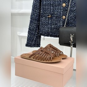 Miu Miu，缪缪26WF新品 字母編織镂空羅馬拖鞋 以複古羅馬涼鞋為基底 注