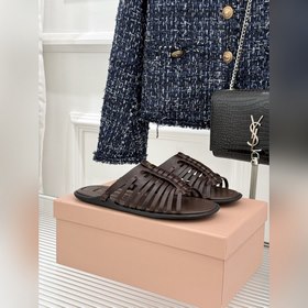 Miu Miu，缪缪26WF新品 字母編織镂空羅馬拖鞋 以複古羅馬涼鞋為基底 注