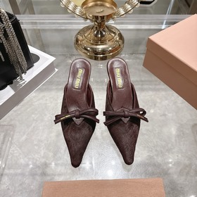 Miumiu 缪缪 26春夏新款 時尚蝴蝶結 尖頭高跟 涼鞋 春夏清新配色，曲線