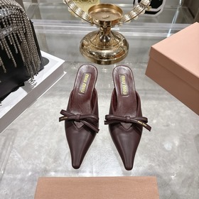 Miumiu 缪缪 26春夏新款 時尚蝴蝶結 尖頭高跟 涼鞋 春夏清新配色，曲線