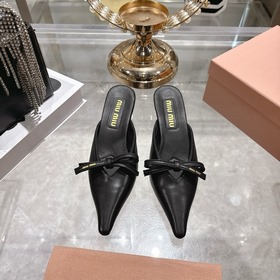 Miumiu 缪缪 26春夏新款 時尚蝴蝶結 尖頭高跟 涼鞋 春夏清新配色，曲線