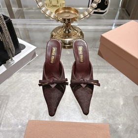 Miumiu 缪缪 26春夏新款 時尚蝴蝶結 尖頭高跟 涼鞋 春夏清新配色，曲線