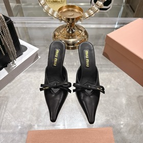 Miumiu 缪缪 26春夏新款 時尚蝴蝶結 尖頭高跟 涼鞋 春夏清新配色，曲線