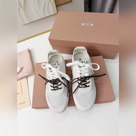 Miu Miu 26缪缪最新款走秀 雙色系帶網面平底德訓 休閑鞋 這款系列的細節