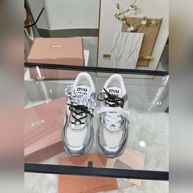 miumiu 又有了新的聯名球鞋！！ 之前的miu miu X New Bala