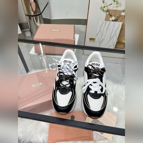 miumiu 又有了新的聯名球鞋！！ 之前的miu miu X New Bala