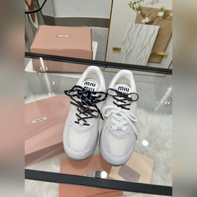 miumiu 又有了新的聯名球鞋！！ 之前的miu miu X New Bala