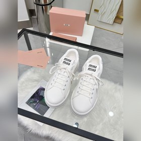 MiuMiu 缪缪 休閑小白鞋，美到心坎上啦！柔軟的真皮材質，觸感細膩，親膚舒适