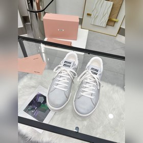 MiuMiu 缪缪 休閑小白鞋，美到心坎上啦！柔軟的真皮材質，觸感細膩，親膚舒适