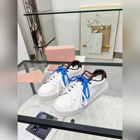 MiuMiu 缪缪 休閑小白鞋，美到心坎上啦！柔軟的真皮材質，觸感細膩，親膚舒适