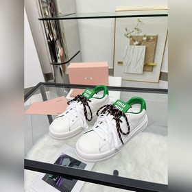 MiuMiu 缪缪 休閑小白鞋，美到心坎上啦！柔軟的真皮材質，觸感細膩，親膚舒适
