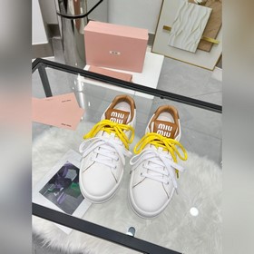 MiuMiu 缪缪 休閑小白鞋，美到心坎上啦！柔軟的真皮材質，觸感細膩，親膚舒适