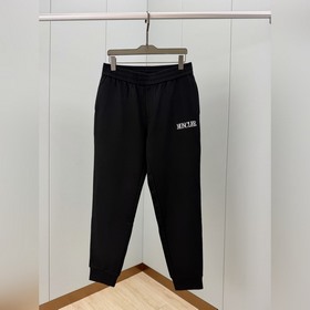 克重純棉衛衣面料，質感柔軟、舒适透氣、紋理清晰、棉感自然，輕盈而休閑的穿着體驗