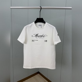 Moncler.蒙口 SS26春夏新品手寫印花标識短袖T恤，正面胸前品牌标志+