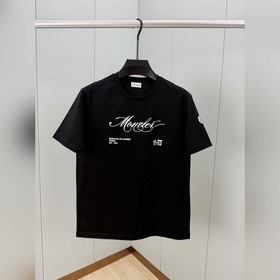 Moncler.蒙口 SS26春夏新品手寫印花标識短袖T恤，正面胸前品牌标志+