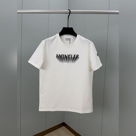 Moncler.蒙口 SS26春夏新品重疊漸變字母印花标識短袖T恤，正面飾新季元