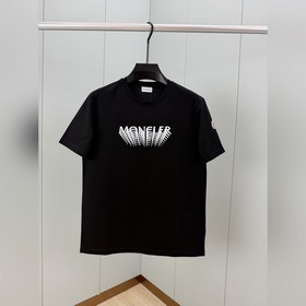 Moncler.蒙口 SS26春夏新品重疊漸變字母印花标識短袖T恤，正面飾新季元