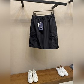 Prada 2026春夏新品工裝短褲，極簡老錢風，松緊腰頭，尼龍面料，四線密邊做