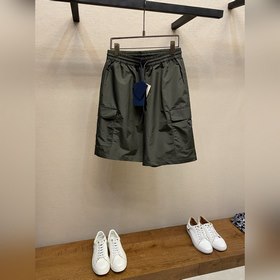 Prada 2026春夏新品工裝短褲，極簡老錢風，松緊腰頭，尼龍面料，四線密邊做