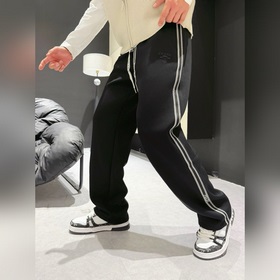 普拉達 頂級貨品 2026春夏新款休閑褲！官網同步發售。品牌經典LOGO休閑褲