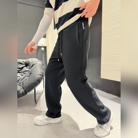 普拉達 頂級貨品 2026春夏新款休閑褲！官網同步發售。品牌經典LOGO休閑褲