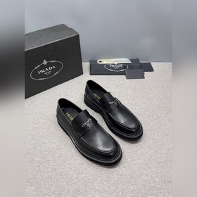2026春款上市 Prada(普拉達)三角形金屬徽标牛皮德比鞋 這款牛皮革樂福鞋