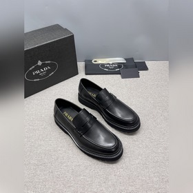 2026春款上市 Prada(普拉達)三角形金屬徽标牛皮德比鞋 這款牛皮革樂福鞋