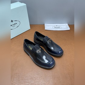 2026春款上市 Prada(普拉達)三角形金屬徽标牛皮德比鞋 這款牛皮革樂福鞋