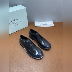 2026春款上市 Prada(普拉達)三角形金屬徽标牛皮德比鞋 這款牛皮革樂福鞋