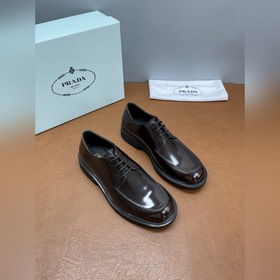 2026春款上市 Prada(普拉達)三角形金屬徽标牛皮德比鞋 這款牛皮革樂福鞋