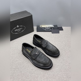 2026春款上市 Prada 三角形金屬徽标牛皮德比鞋 這款牛皮革樂福鞋采用厚實
