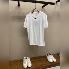 Prada，領口三角标短袖 面料采用16支220g精梳棉，定制标志性的塗琺琅金屬