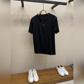 Prada，領口三角标短袖 面料采用16支220g精梳棉，定制标志性的塗琺琅金屬