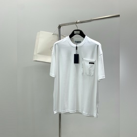PRADA 普拉達，2026初夏最新品，專櫃同步有售，時尚休閑圓領短袖T恤，進口