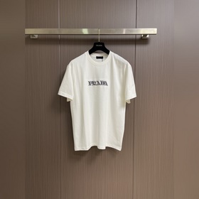 Prada 字母刺繡情侶短袖T恤，當經典字母刺繡，邂逅緊密針織棉的 紮實質感 ，